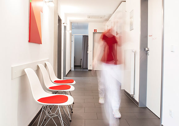 Wartebereich im Flur der Orthop&auml;dischen Praxis in Bad Kissingen